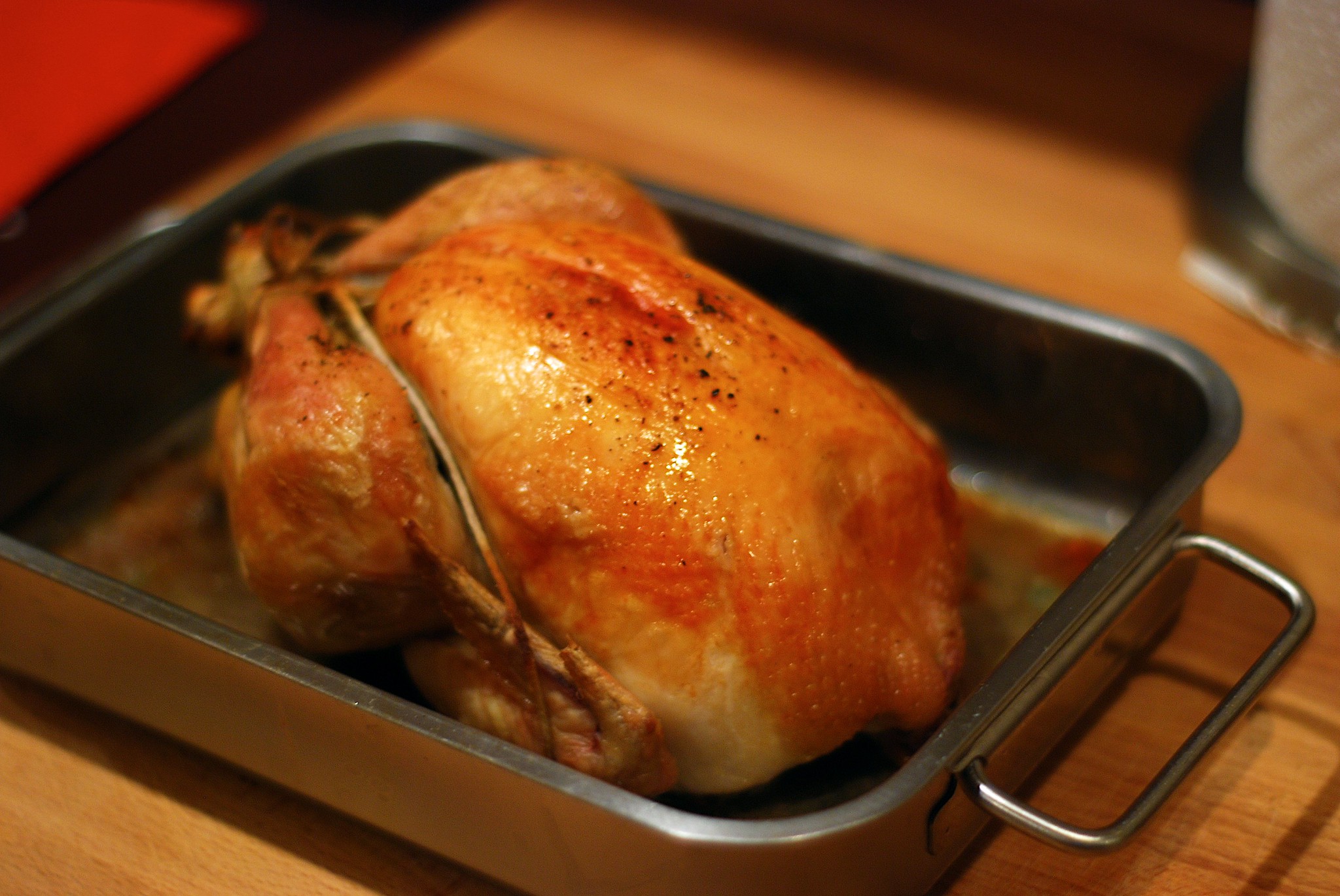 Сколько по времени жарится курица. Курица в духовке. Курица в электродуховке. Курица в духовке прожаренная. Мясо курицы в электродуховке.